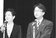 総合司会の高木 剛俊　教育研修副委員長と司会の高橋アナ
