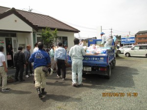 熊本県大津町㈱あゆみ不動産で熊本県本部役員の皆さんと合流し、同事務所に届いた物資の積込作業①