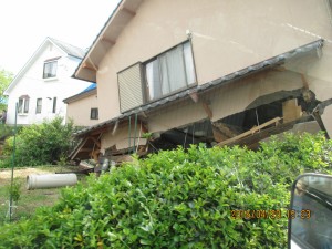 熊本県西原村での倒壊家屋