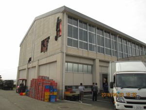 熊本県西原村の避難所だったが、外壁損傷のために支援物資受入場所に変更