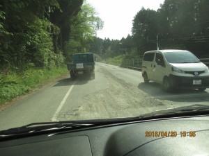 道路損傷個所に自衛隊員の皆さんが応急処置を行い、通行可能となった道路