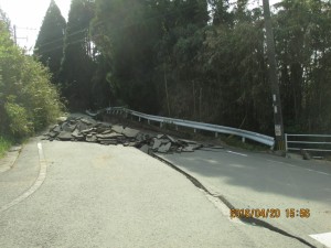 これより先は損傷が激しく、通行止めとなった道路