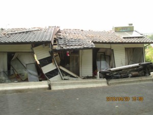 倒壊家屋と自動車の横転