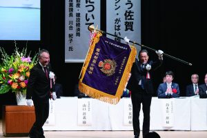 大会旗引継ぎ