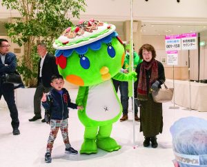 シシリアンナちゃんはカッパの女の子、4歳。頭の皿の「シシリアンライス」が個性的。ステージではダンスも披露した