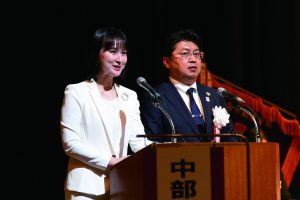 総合司会の教育研修委員 米原大輔氏とフリーアナウンサーの増田さおり氏