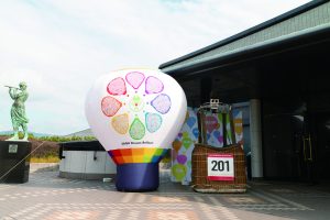 会場入り口をバルーンのオブジェが飾った