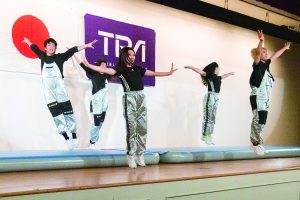 新体操、器械体操、チアリーディングなどの技を組み合わせ、超人技を次々に繰り広げた「アクロバットパフォーマンスチームVIVO」