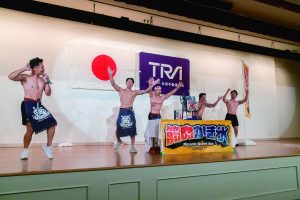 笑いと筋肉で会場を盛り上げた「PEAK SMILE」。ステージに上がり、筋肉かき氷にチャレンジする参加者も
