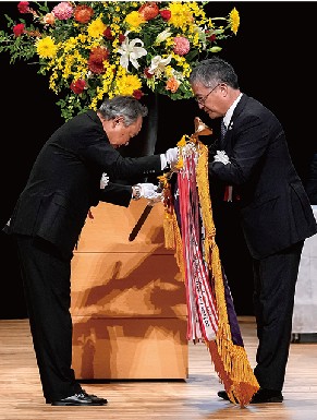 大会旗引継ぎ